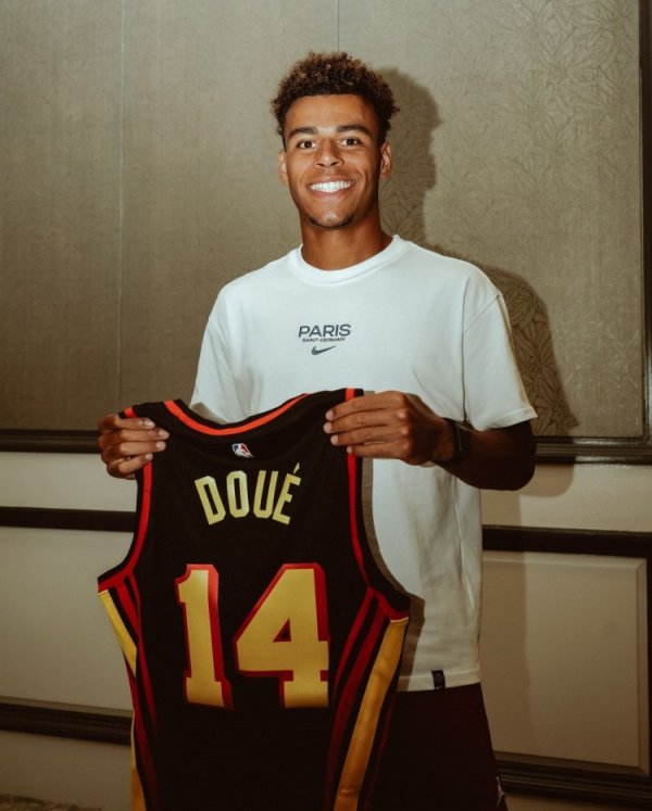 Người chơi Paris Saint-Germain Douai, Neves, Lucasya và những người khác đã được tặng áo Hawks