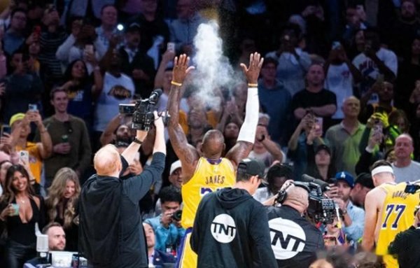 Cuối cùng cũng thừa nhận nó! Kwame Brown nói rằng chỉ bằng cách nói về James, bạn mới có thể kiếm đư