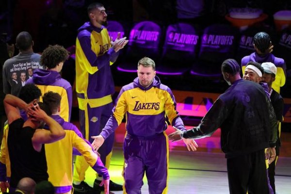 Quản lý Lakers hoảng loạn! Không phải vì James, mà vì Doncic không muốn gia hạn hợp đồng của mình