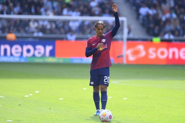 Phóng viên: Leipzig khăng khăng đòi hỏi Simmons cho 70 triệu euro, nhưng chưa nhận được báo giá